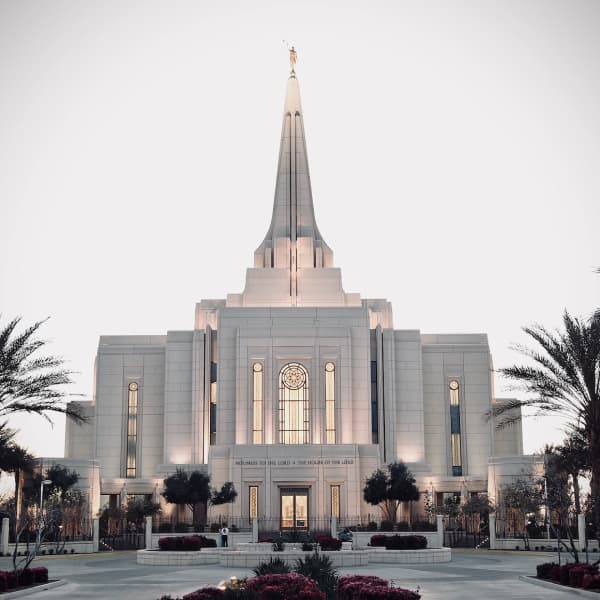 Image of Gilbert Arizona Temple in the day